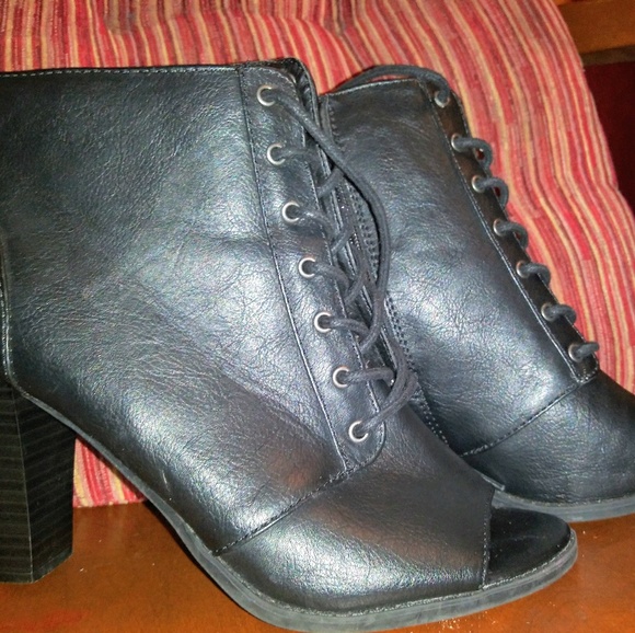 FINAL PRICE DROP!! BLACK LACE UP HEELS - Picture 5 of 5
